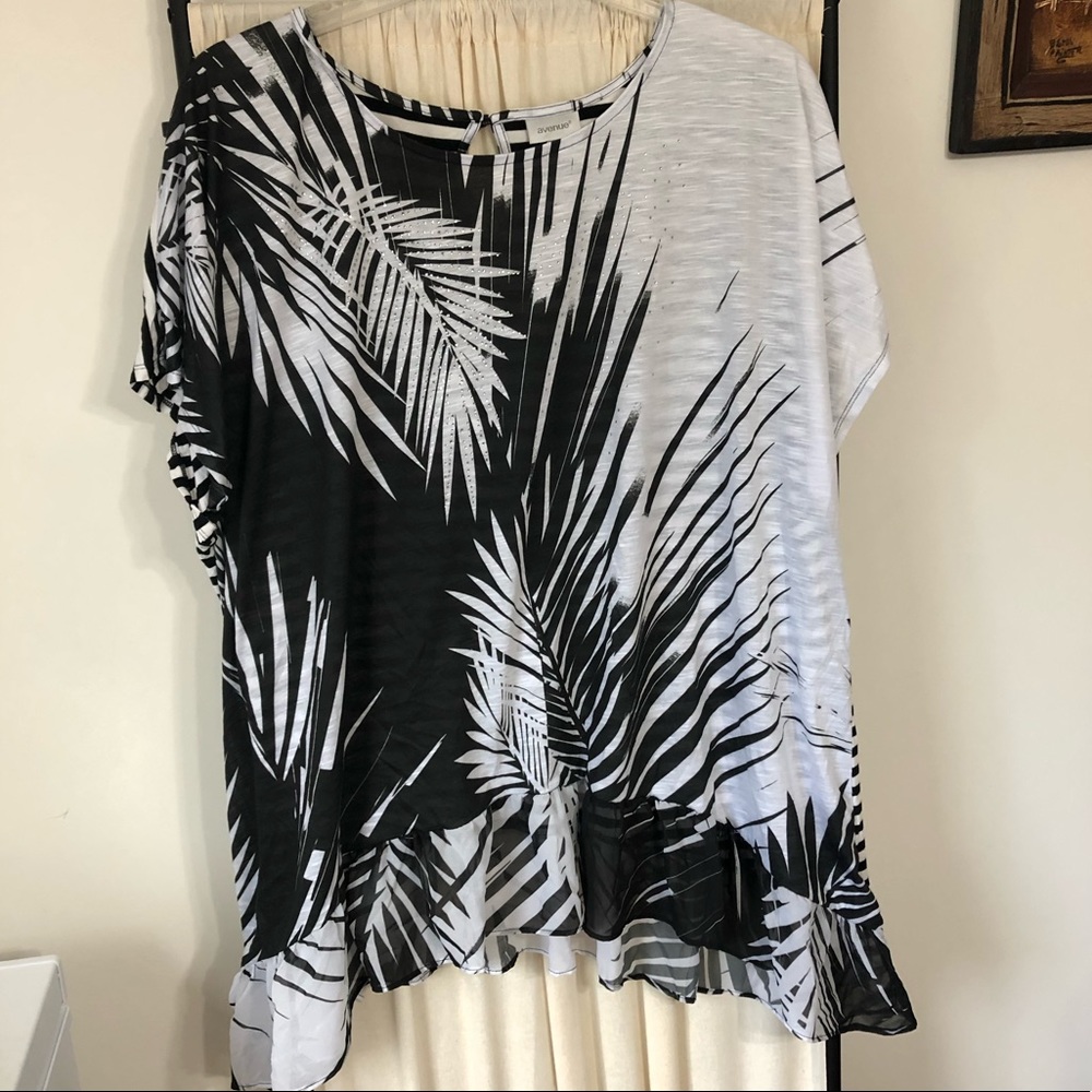 NWOT Avenue Black White Palm Leaves 26/28